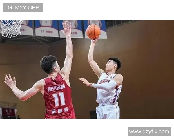 上海篮球队团队协作引发热议球迷对战术配合和球员默契提出不同看法